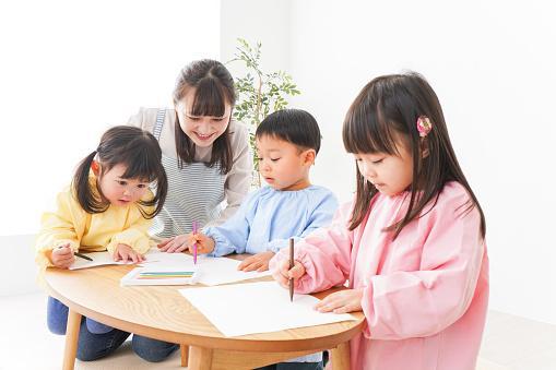 幼稚園教諭/正社員　年間休日１３０日　土日休み　残業少なめ　福利厚生充実　未経験・ブランクOK